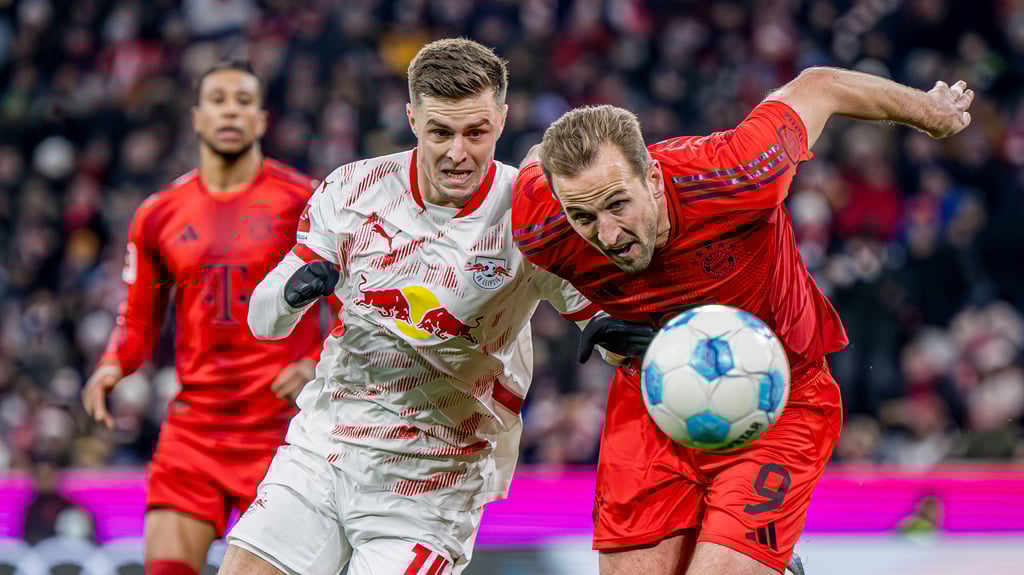 Leipzigs Christoph Baumgartner (l.) im Duell mit Harry Kane.