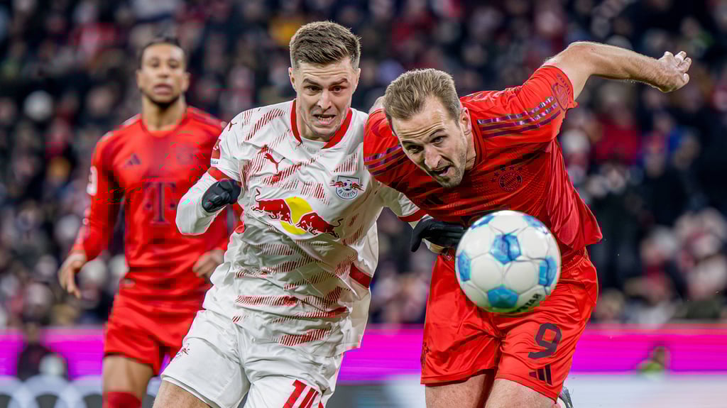 Leipzigs Christoph Baumgartner (l.) im Duell mit Harry Kane.