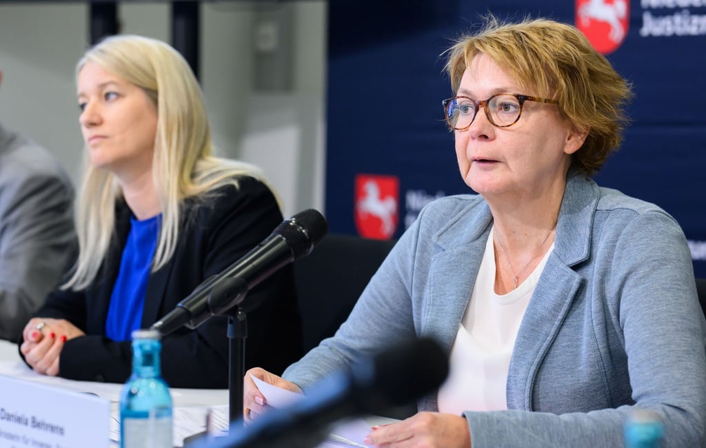 Innenministerin Behrens (rechts) und Justizministerin Wahlmann (beide SPD) stellten gemeinsam das Lagebild von Polizei und Justiz zur Clankriminalität in Niedersachsen vor.