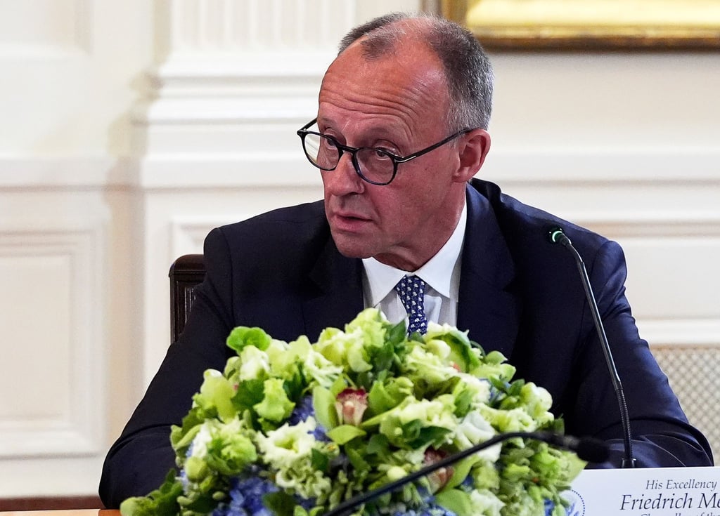 Kanzler Merz wird von US-Präsident Trump für seinen Teint bewundert.