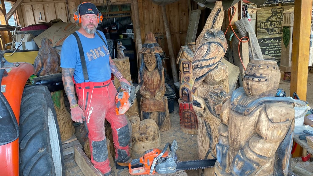 In seiner Werkstatt in Wansleben zaubert Christian Curth aus umgestürzten Baumstämmen imposante Kunstwerke.