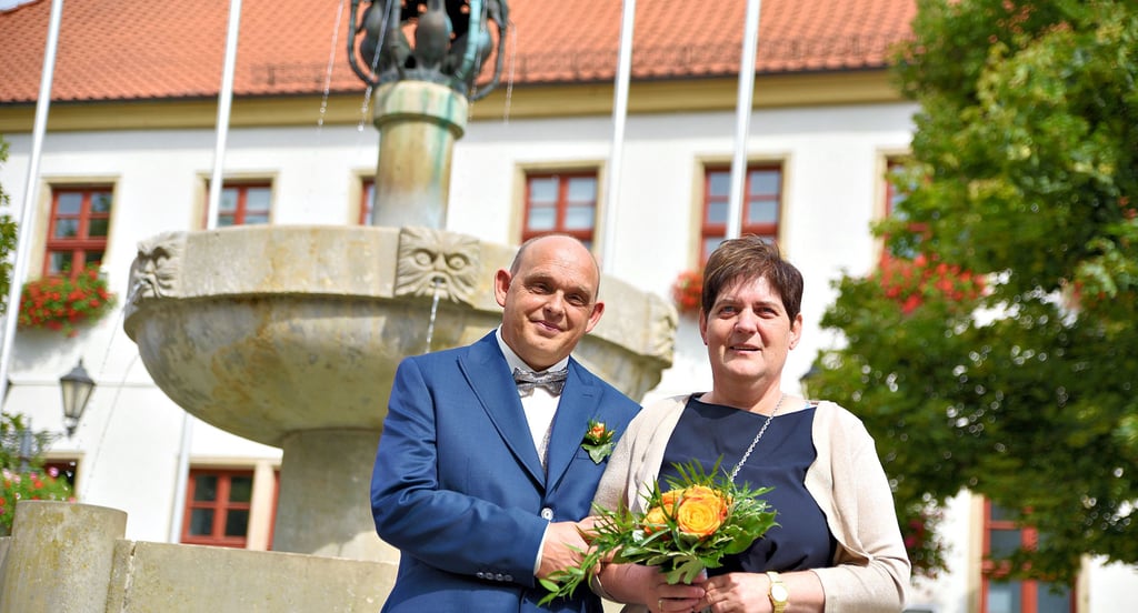 Kathrin Pollnow und Klaus-Dieter Rose stehen vor dem Standesamt in Oschersleben. Über zwei Jahrem usste das Paar um seine Hochzeit kämpfen.