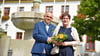 Kathrin Pollnow und Klaus-Dieter Rose stehen vor dem Standesamt in Oschersleben. Über zwei Jahrem usste das Paar um seine Hochzeit kämpfen.