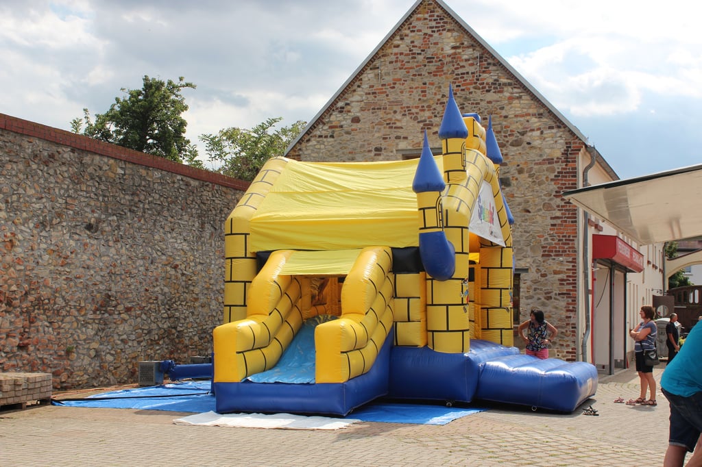 Beim vergangenen Sommerfest in Magdeburg-Pechau gab es für die kleinsten Gäste auch eine Hüpfburg.