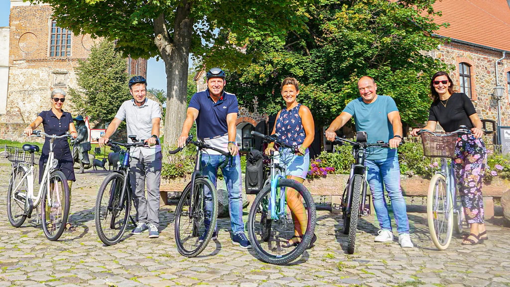 Die Stadtverwaltung legt vor: Isabella Petereit (v.l.), Steven Dalichow, ,Marko Kohlrausch, Monique Pauls, Jens Sonnabend und Julia Schneider zählen ihre Kilometer, die sie per Rad zurücklegen.