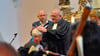 Superintendent Uwe Jauch (r.) spricht Pfarrer Matthias Simon neben Gemeindepädagoge Robert Neumann zum Abschied seinen Segen aus.