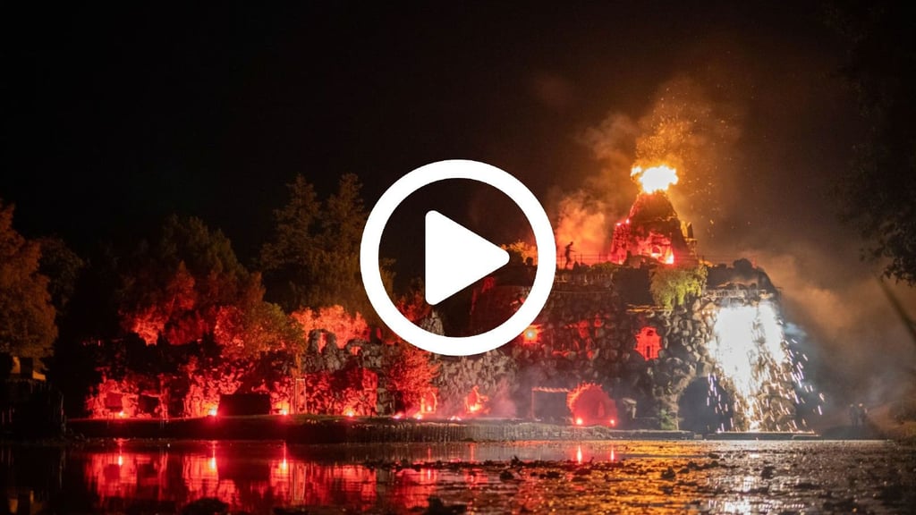 Der Höhepunkt des Abends: Der Vesuv bricht aus und bringt das Unesco-Welterbe mit Feuer und Flammen zum Beben.