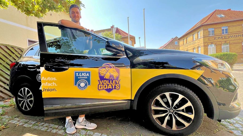 Aus dem VC Bitterfeld-Wolfen werden als Bundesligamannschaft die Cerebricks Volley Goats Mitteldeutschland. Geschäftsführer Lukas Thielemann präsentiert ein Fahrzeug mit dem neuen Mannschaftslogo in Violett und Gelb.