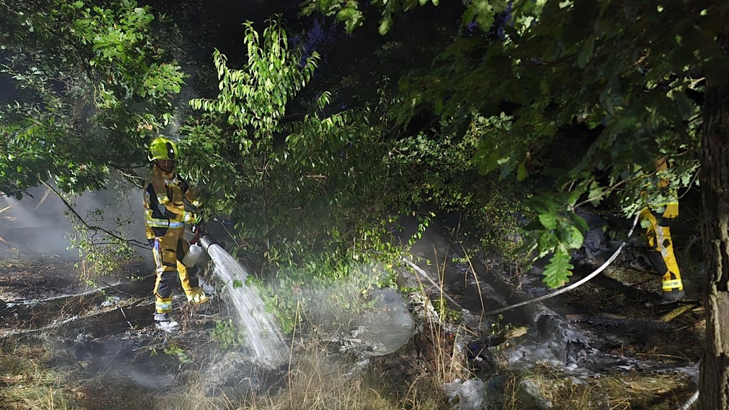 Kameraden der Feuerwehren Harsleben und Westerhausen löschen in der Nacht zum Montag, 18. August, einen Waldbrand zwischen den beiden Orten.