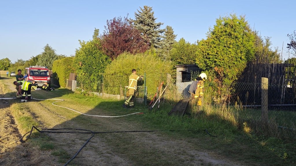 Die Feuerwehr hat den Brand der Gartenlaube in Renneritz gelöscht.