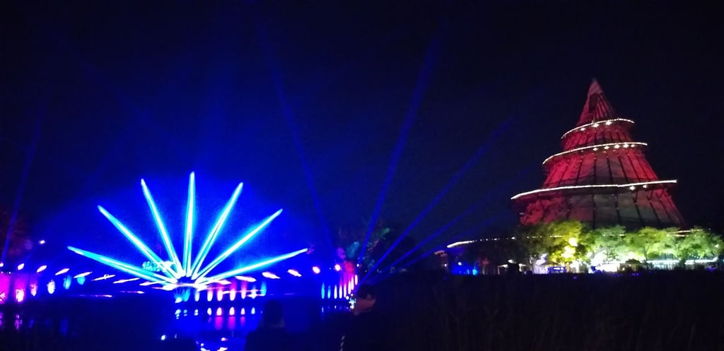 Die Lumagica in Magdeburg 2023: Lasershow auf dem Angersee vor dem Jahrtausendturm im Elbauenpark.