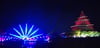 Die Lumagica in Magdeburg 2023: Lasershow auf dem Angersee vor dem Jahrtausendturm im Elbauenpark. 