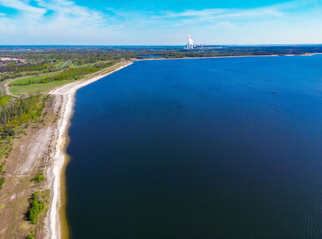 Der Cottbuser Ostsee ist im ehemaligen Braunkohletagebau Cottbus-Nord (Luftaufnahme mit einer Drohne) entstanden. (Archivbild)
