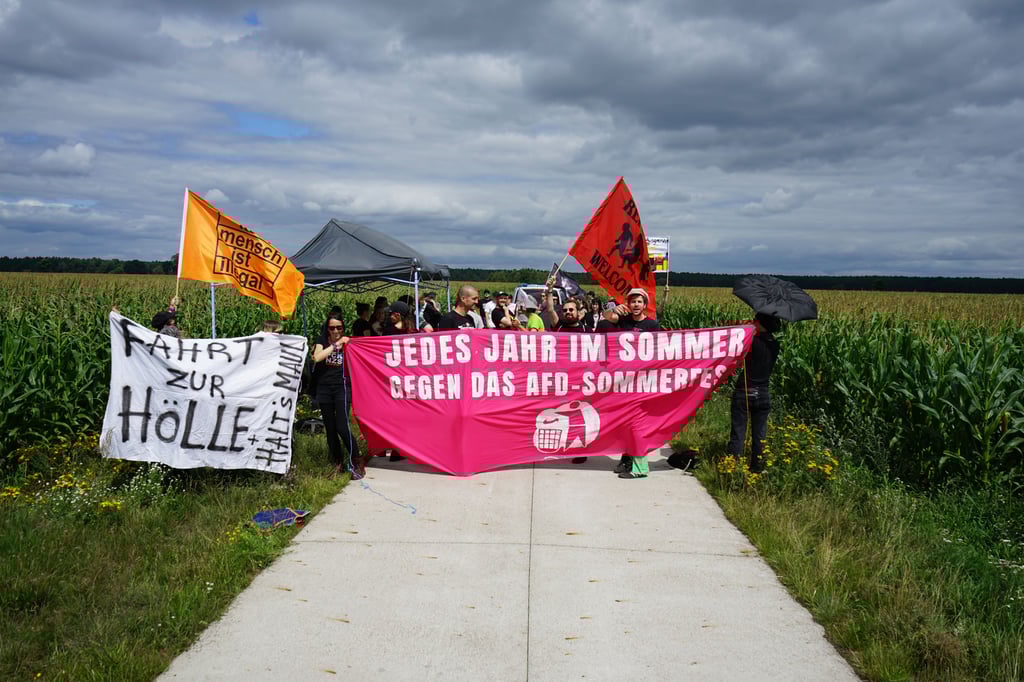 Bei der letzten Demonstration im Juli 2025 in Roxförde protestierten die Antifaschisten am Ende nur gegen einen kleinen Info-Stand von AfD-Kreischef Sebastian Koch.