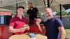 Der frisch eröffnete Imbiss an der Total-Tankstelle in Burg: Lucas Rehfeld (links) und Matthias Güttler (rechts) freuen sich auf alle, die beim Tanken doch nochmal der Hunger packt.