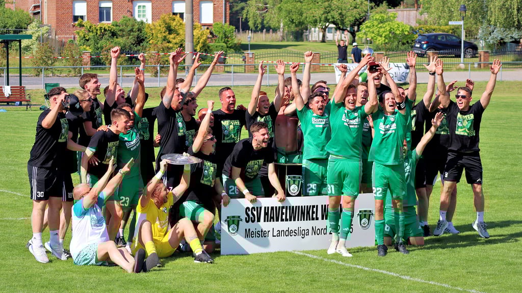 Riesig war der Jubel beim aktuellen Team des SSV Havelwinkel Warnau zum Ende der Saison 2024 – 2025. Am 14. Juni dieses Jahres feierten die Fußballer nicht nur den Meistertitel, sondern erstmals den Aufstieg in die Verbandsliga. „Nur Grün“ heißt es demnächst wieder zum Saisonauftakt.