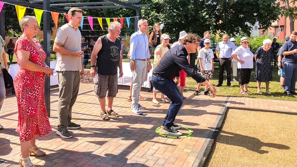 Macht keine schlechte Figur beim Boule: Oberbürgermeister Torsten Zugehör