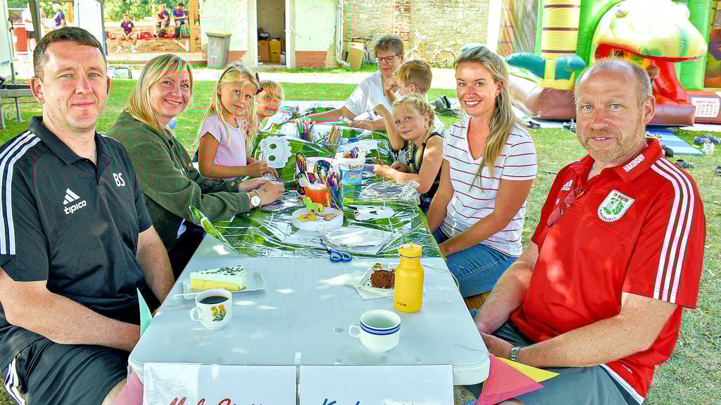 Beim Kinder- und Familiensportfest des SV „Warthe“ Hakeborn kamen auch die kleinsten Gäste nicht zu kurz. Sie konnten dort unter alten Bäumen malen oder sich tätowieren lassen. Vereinschef Nils Heinemann (r.) und Gemeinderat Benjamin Seilz schauten ihnen dabei über die Schulter.