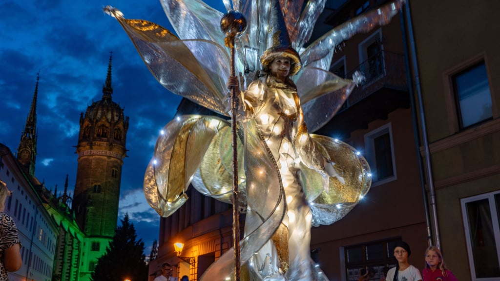 Lichterglanz, Livemusik und Zauberei: Die Erlebnisnacht in Wittenberg lockt wieder Tausende Besucher an.