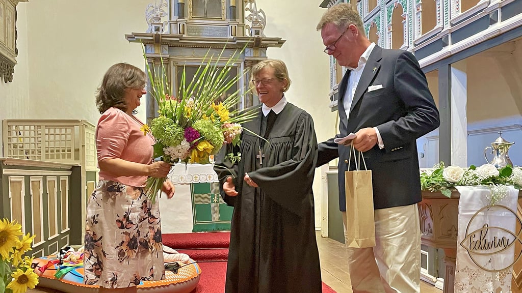 ¥vonne Pilz (l.) und Enno von Katte verabschiedeten Ute Mertens in Schlagenthin.