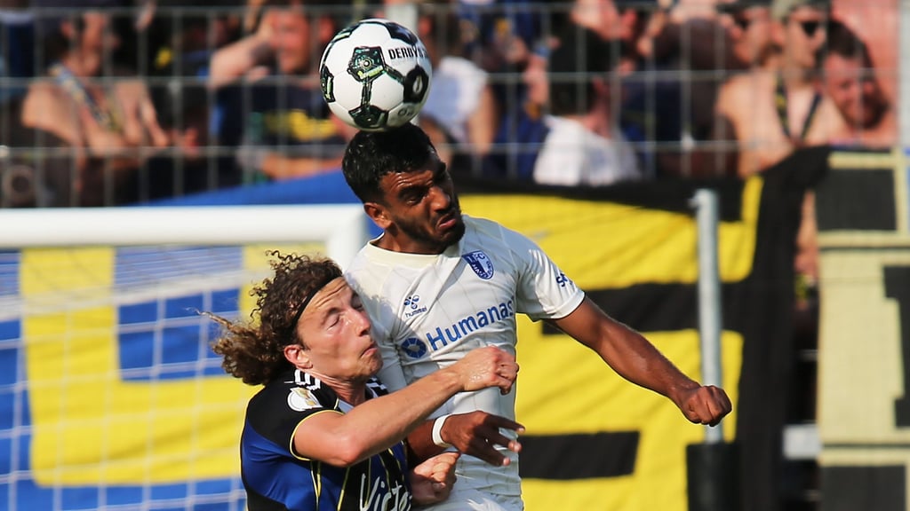 Rayan Ghrieb (re.) vom 1. FC Magdeburg im Duell mit Tim Civeja vom 1. FC Saarbrücken im DFB-Pokal.