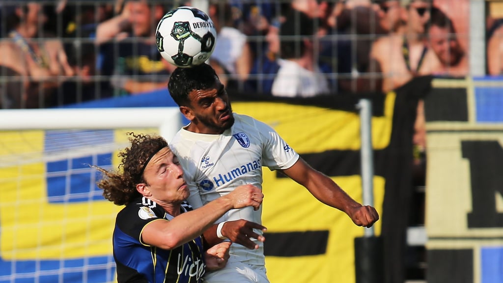 Rayan Ghrieb (re.) vom 1. FC Magdeburg im Duell mit Tim Civeja vom 1. FC Saarbrücken im DFB-Pokal.