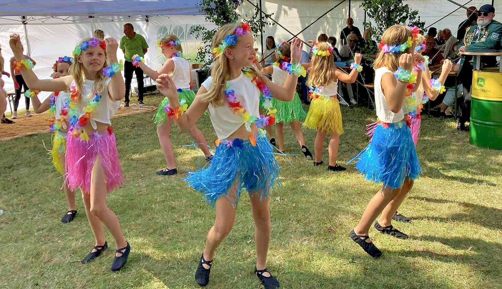 Die kleinen Funken vom FKK-Karnevalsverein entführen die Gäste des Friedrichsauer Dorf- und Schützenfestes in die Südsee.