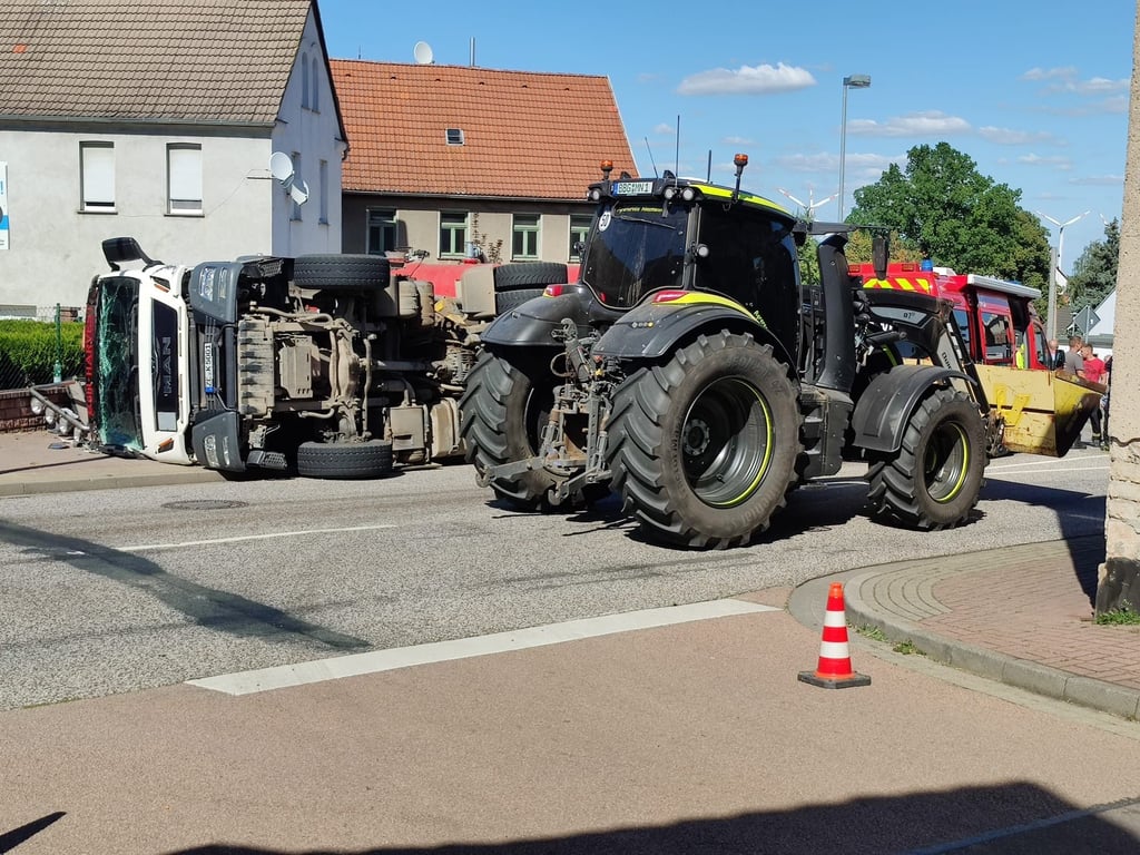 Ein Laster ist mitten in Könnern umgekippt.