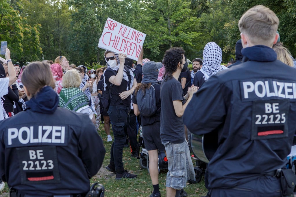 Nahe dem Kanzleramt demonstrieren gut 100 Menschen unangemeldet gegen den Krieg im Gazastreifen. Die Polizei greift ein - nach eigenen Angaben aufgrund verbotener Parolen.