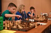  Ein junger Schachspieler macht seinen Zug. Das Bild stammt von den deutschen Vereinsmeisterschaften in Sachsen-Anhalt. Auch im Sangerhäuser Raum wird es demnächst mehr Schachangebote für Kinder geben.