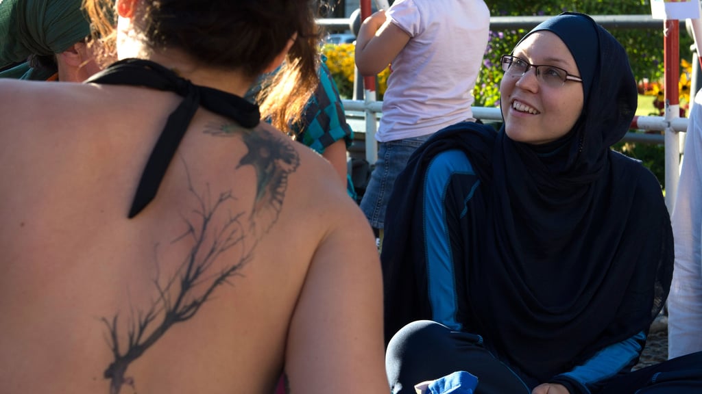 Bikini oder Burkini? Wer entscheidet wie viel Haut eine Frau im Schwimmbad zeigen soll? In Magdeburg will die AfD den Burkini verbieten.