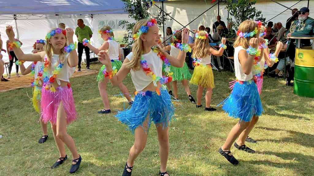 Die kleinen Funken vom Friedrichsauer Karnevals Klub entführen die Gäste des Friedrichsauer Dorf- und Schützenfestes in die Südsee.