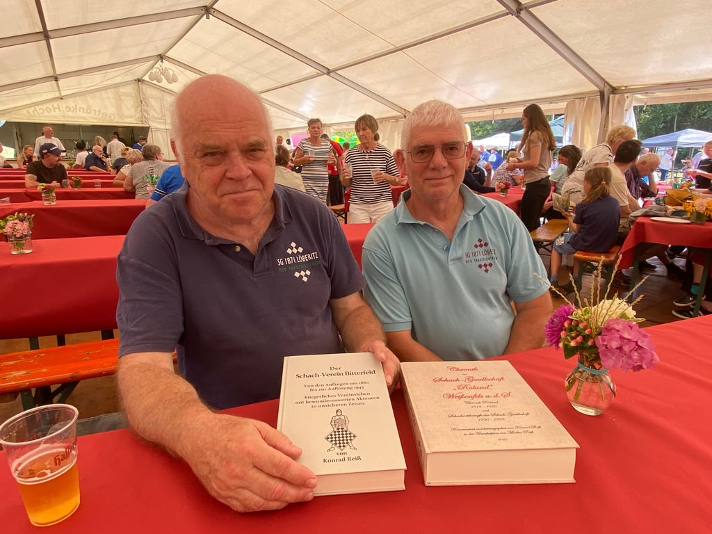 Konrad Reiß (links) und Thomas Richter vertraten die Schachgemeinschaft 1871 Löberitz beim Jubiläum 1030 Jahre Ströbeck.
