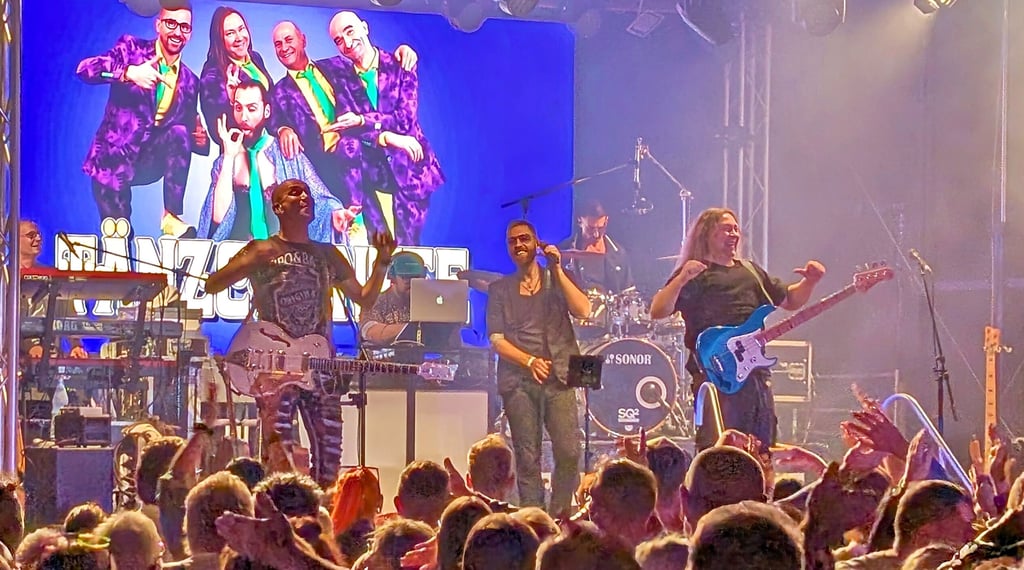 Die Band „Tänzchentee“ feierte am Samstagabend ab 20 Uhr eine Party mit vielen hundert Gästen.