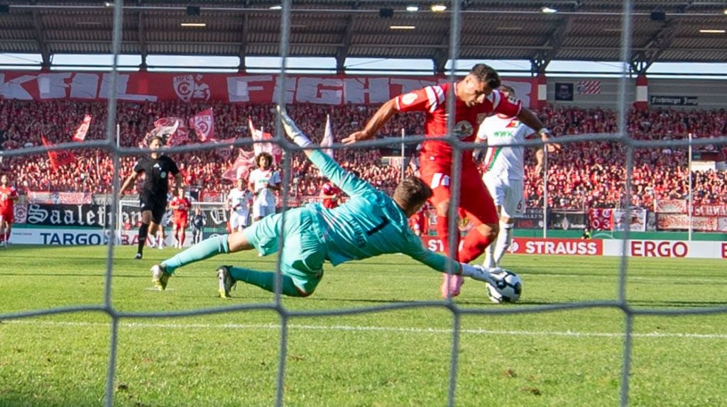 Malek Fakhro bleibt an Augsburgs Keeper Dahmen hängen. Es wäre das 1:0 für den HFC gewesen.