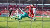 Malek Fakhro bleibt an Augsburgs Keeper Dahmen hängen. Es wäre das 1:0 für den HFC gewesen. 