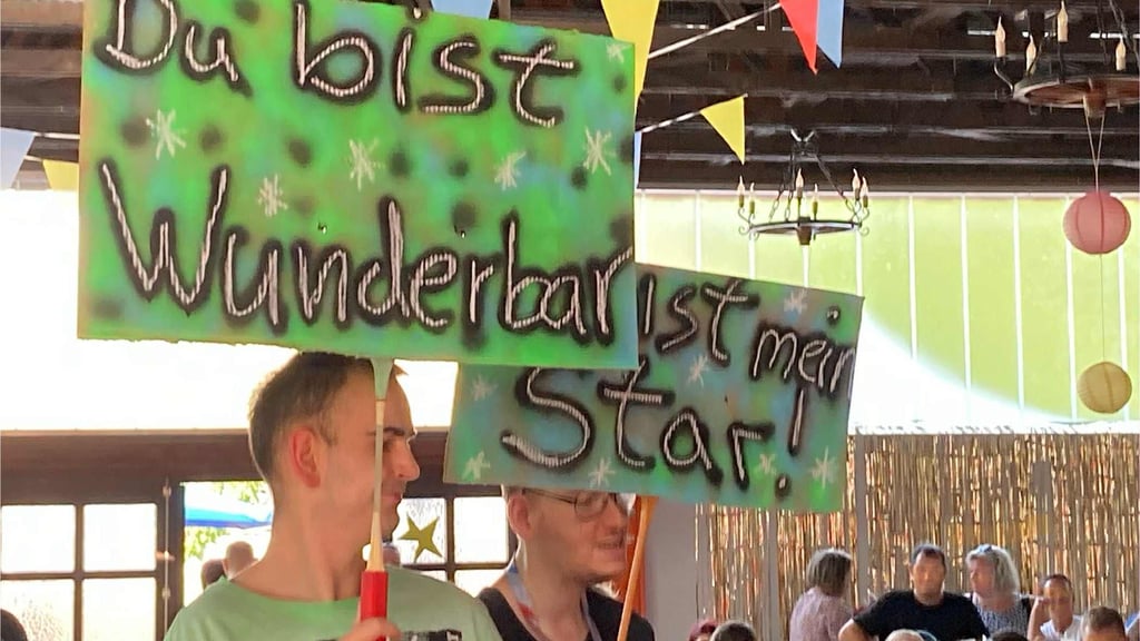 „Du bist wunderbar!“ – mit Plakaten werden die Superstar-Interpreten angefeuert.