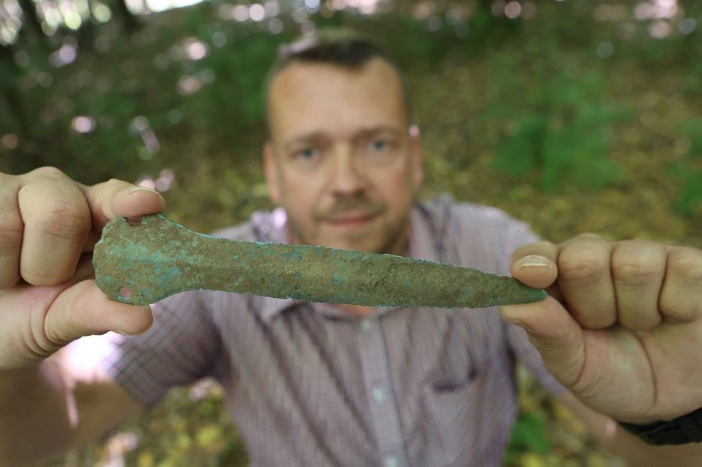 Maik Böhner hat einen Tausende Jahre alten Bronzedolch im Wald gefunden.