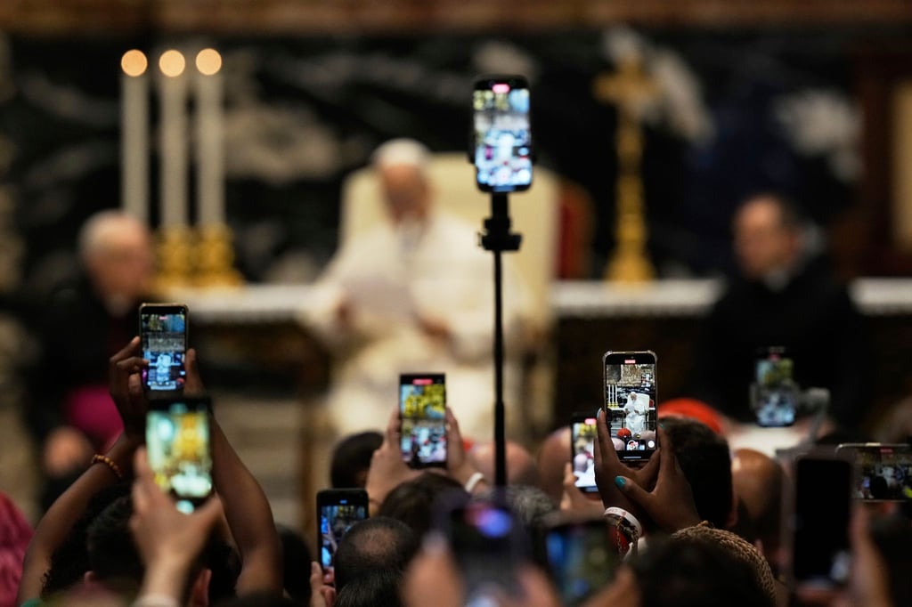 Es sind längst nicht mehr nur Rosenkränze: Die Kirche setzt nun auch auf Smartphones. (Archivbild)