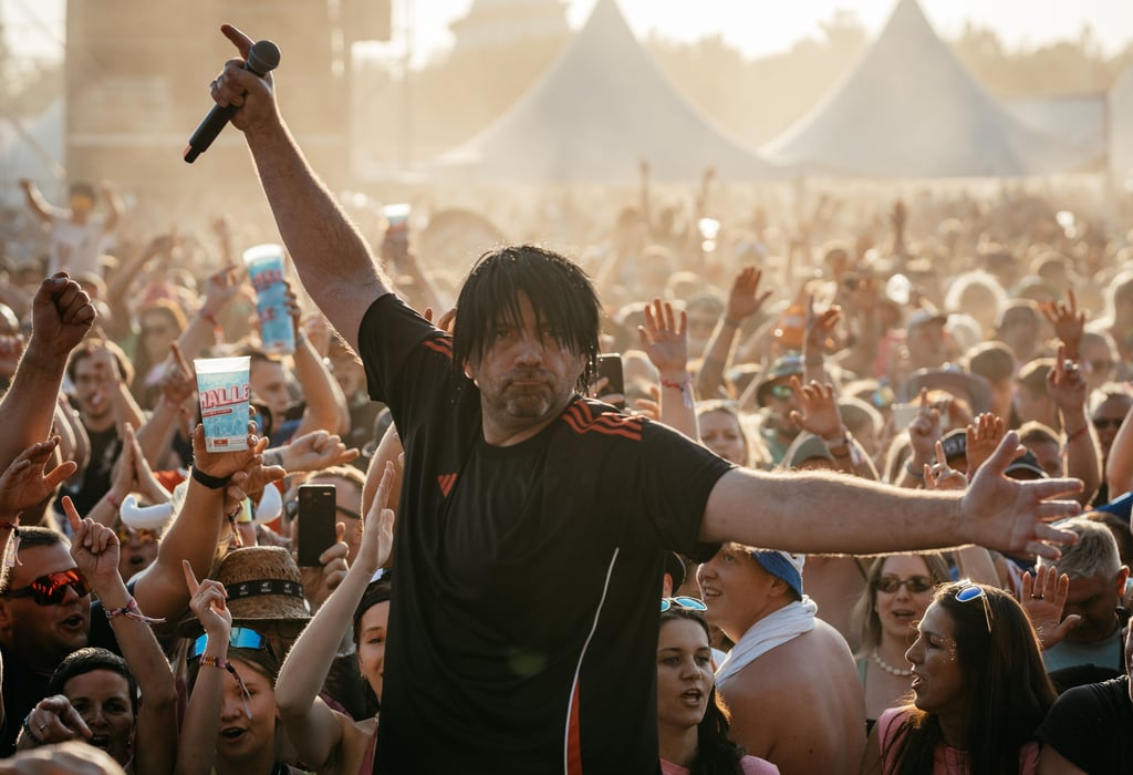 Schlagerstars nonstop, ausgelassene Stimmung und ein Überraschungs-Highlight: das sind die Fotos von Mega Malle 2025 in Magdeburg.