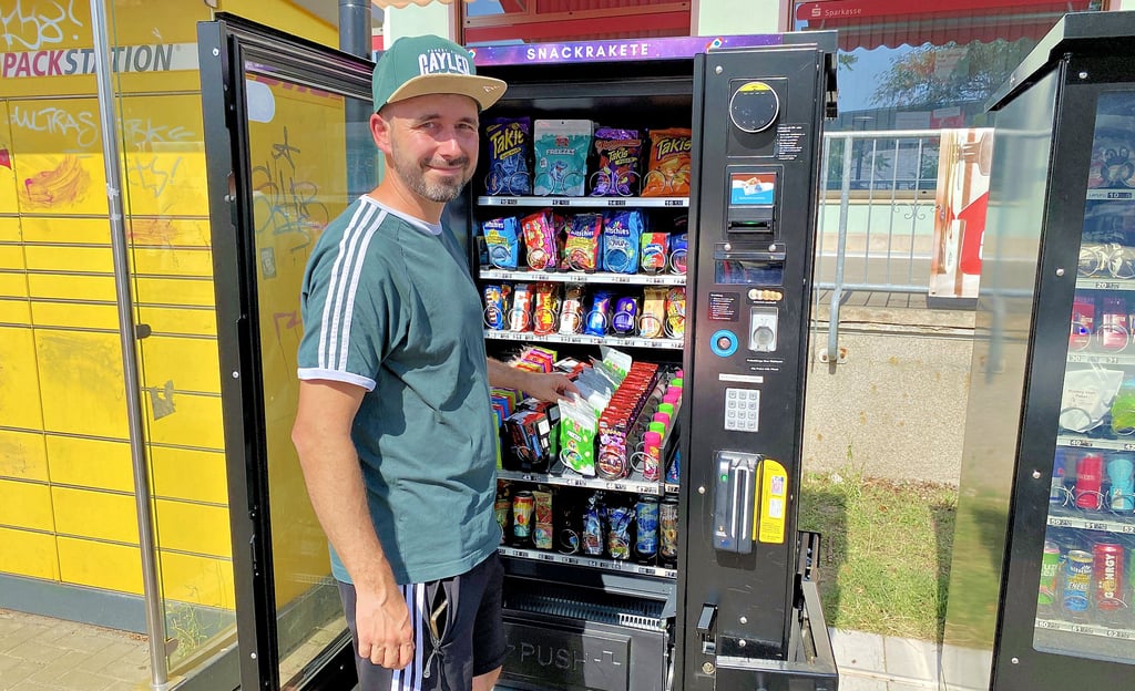 Andreas Schirmer vor einem der beiden Automaten, Snackrakete genannt, in der Moskauer Straße.