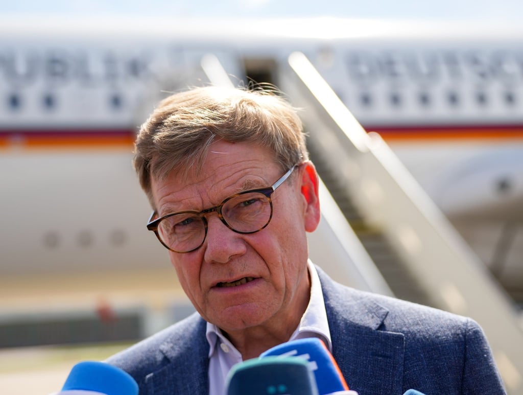 Vor dem Gespräch des ukrainischen Präsidenten Wolodymyr Selenskyj mit US-Präsident Donald Trump äußerte sich Außenminister Johann Wadephul im Podcast „Table.Today“ skeptisch zu einer Entsendung deutscher Soldaten in die Ukraine.