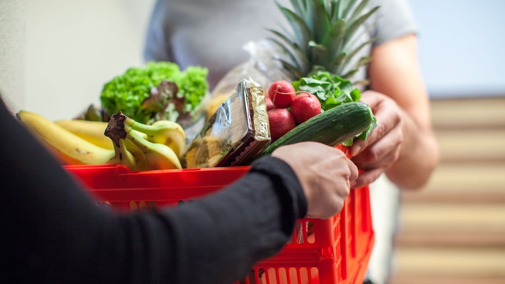 Anders als im Supermarkt müssten Online-Händler weder das Mindesthaltbarkeits- noch das Verbrauchsdatum vor dem Kauf angeben.