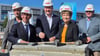 Positive Nachrichten für die Batterieforschung: Niedersachsens Wissenschaftsminister Falko Mohrs (SPD, l-r), Braunschweigs Oberbürgermeister Thorsten Kornblum (SPD) und TU-Präsidentin Angela Ittel nehmen an der Grundsteinlegung für einen Forschungsneubau in Braunschweig teil.