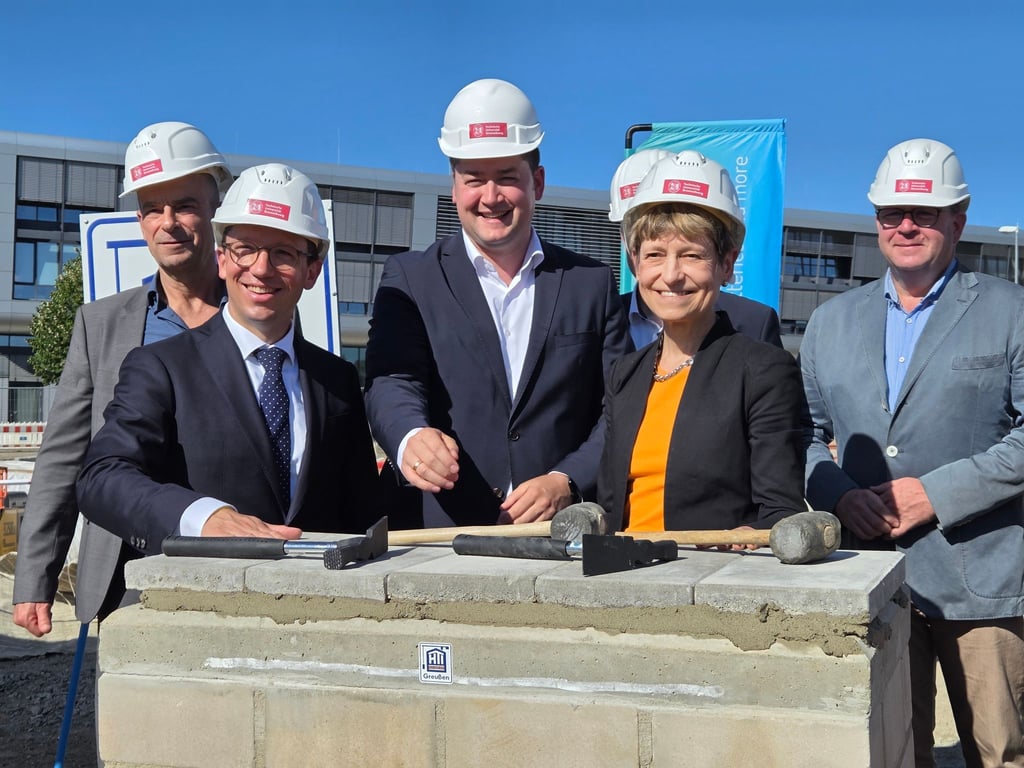 Positive Nachrichten für die Batterieforschung: Niedersachsens Wissenschaftsminister Falko Mohrs (SPD, l-r), Braunschweigs Oberbürgermeister Thorsten Kornblum (SPD) und TU-Präsidentin Angela Ittel nehmen an der Grundsteinlegung für einen Forschungsneubau in Braunschweig teil.