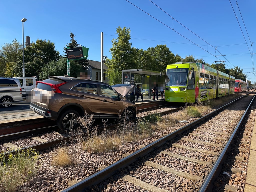Der Pkw kam im Gleisbett kurz vor einer Straßenbahn zum Stehen.
