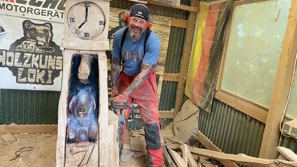 Ur-Wansleber Cristian Curth alias „Holzkunst-Loki“ erweckt Märchenfiguren zum Leben. Gerade arbeitet Curth an den Feinschliffen der Märchenuhr für einen ganzen Zauberwald.