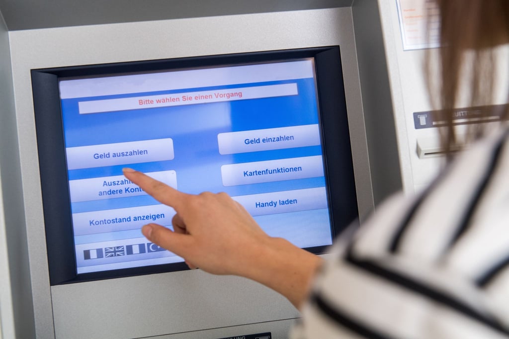 Wie teuer darf das Girokonto sein? Mehr als 700 Angebote von 182 Banken und Sparkassen hat die Stiftung Warentest Finanzen unter die Lupe genommen.