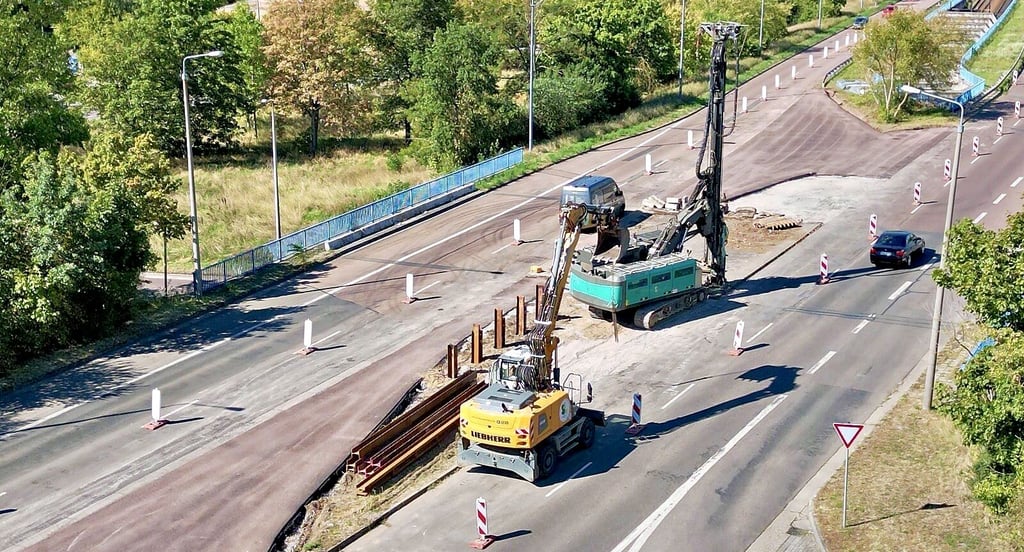 Auf der B 80 wurden zwischen dem Rennbahnkreuz und dem Wohnzentrum Überfahrten gebaut, damit der Verkehr verschwenken kann.