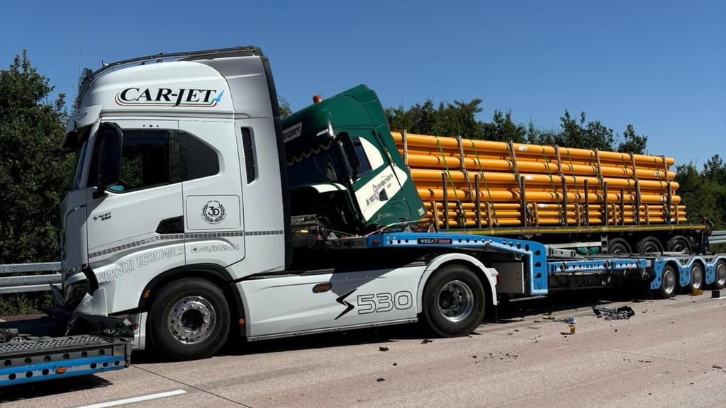 Unfall auf der A2 bei Morsleben: An einem Stauende fuhr ein Lkw auf einen Autotransporter auf.